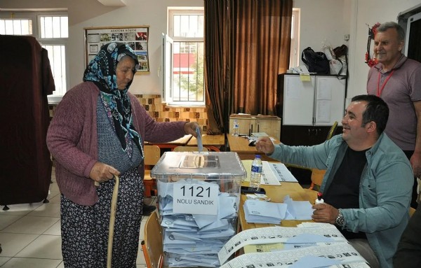 Türkiye sandık başına gitti: Yurdun dört bir yanından seçim manzaraları!